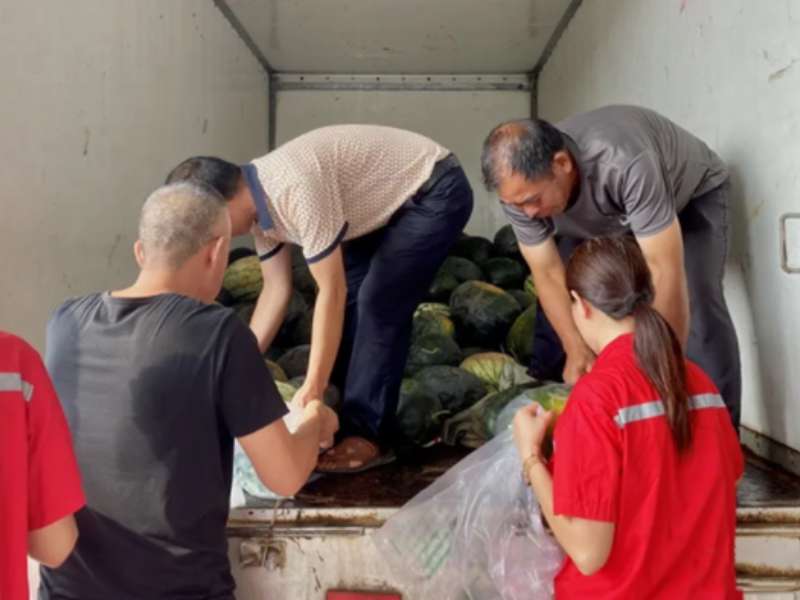 解困幫扶瓜農(nóng) 職工盡享”涼”夏—醴陵中油燃氣公益福利“一肩挑”